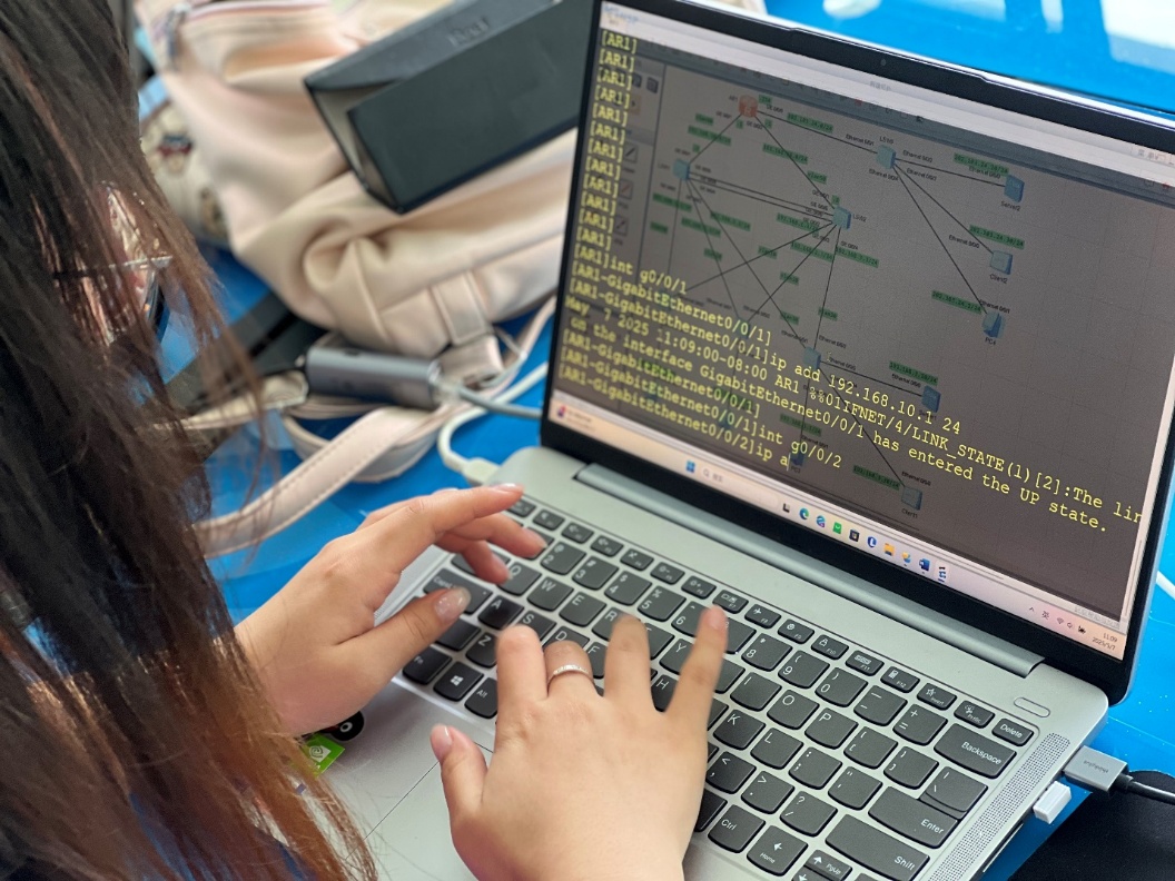 笔记本电脑的人AI 生成的内容可能不正确。